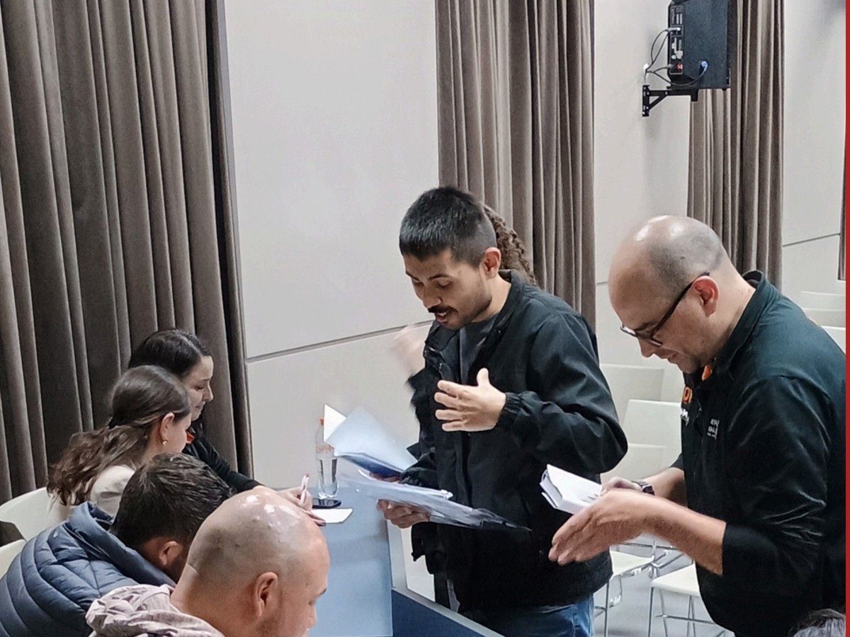 Equipe em atividade prática de liderança durante treinamento corporativo